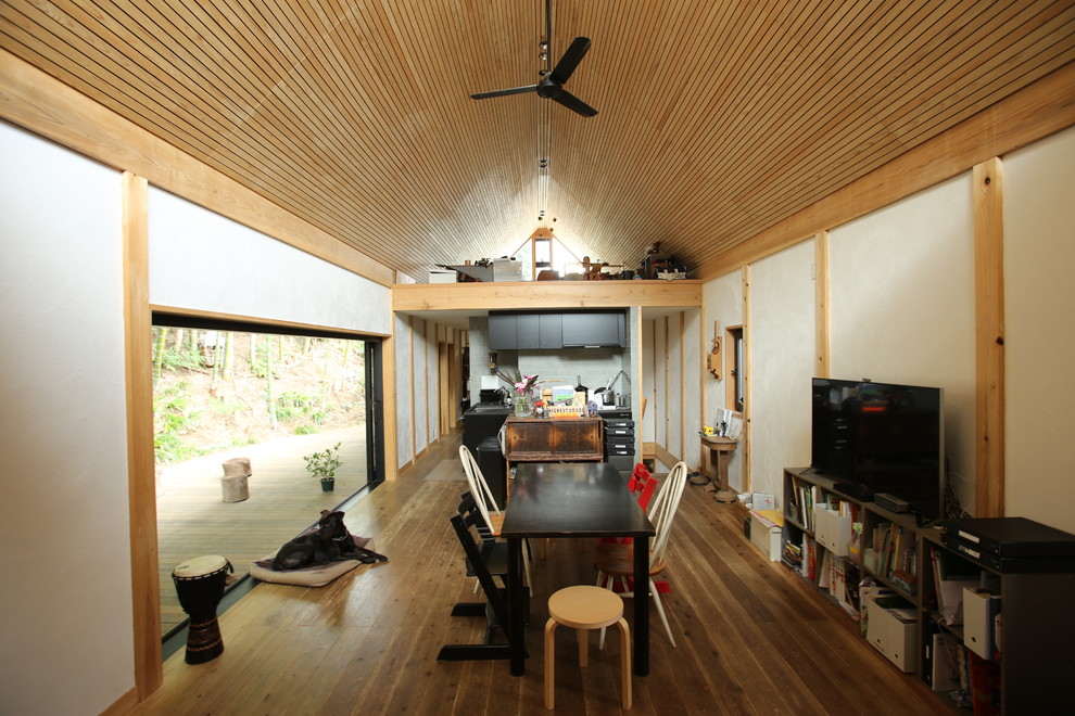 Идея дизайна: столовая с белыми стенами, паркетным полом среднего тона, коричневым полом и деревянным потолком