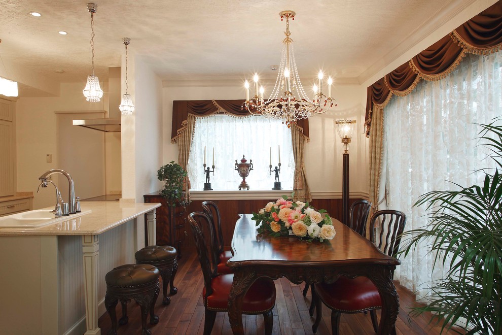 Idee per una sala da pranzo aperta verso la cucina vittoriana con pareti bianche e parquet scuro