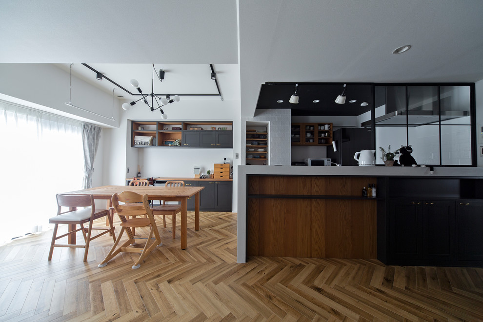 Esempio di una sala da pranzo aperta verso il soggiorno tradizionale con pareti bianche, pavimento in legno massello medio e pavimento marrone