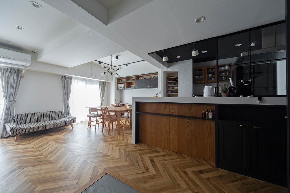 На фото: гостиная-столовая в классическом стиле с белыми стенами, паркетным полом среднего тона и коричневым полом с