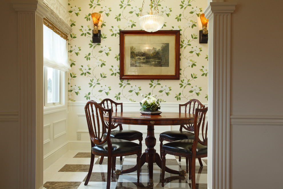 На фото: кухня-столовая в классическом стиле с разноцветными стенами и полом из керамогранита без камина с