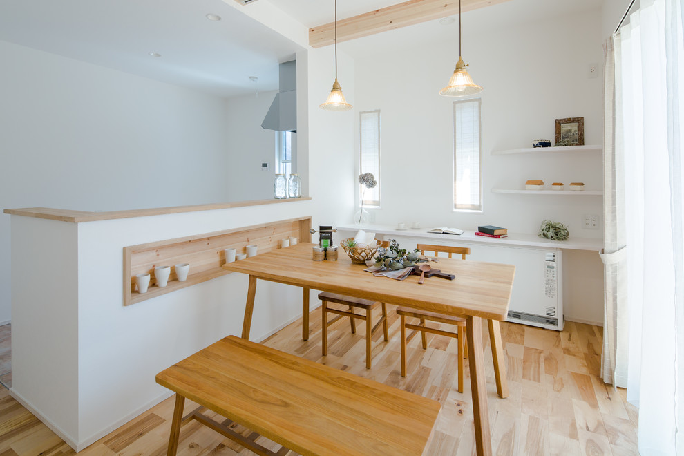 Idée de décoration pour une salle à manger champêtre avec un mur blanc, parquet clair et un sol beige.