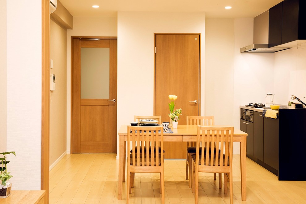 Dining room - modern dining room idea in Tokyo