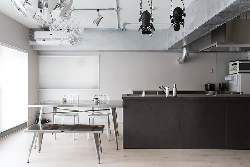Источник вдохновения для домашнего уюта: большая гостиная-столовая в современном стиле с серыми стенами, полом из фанеры и бежевым полом без камина