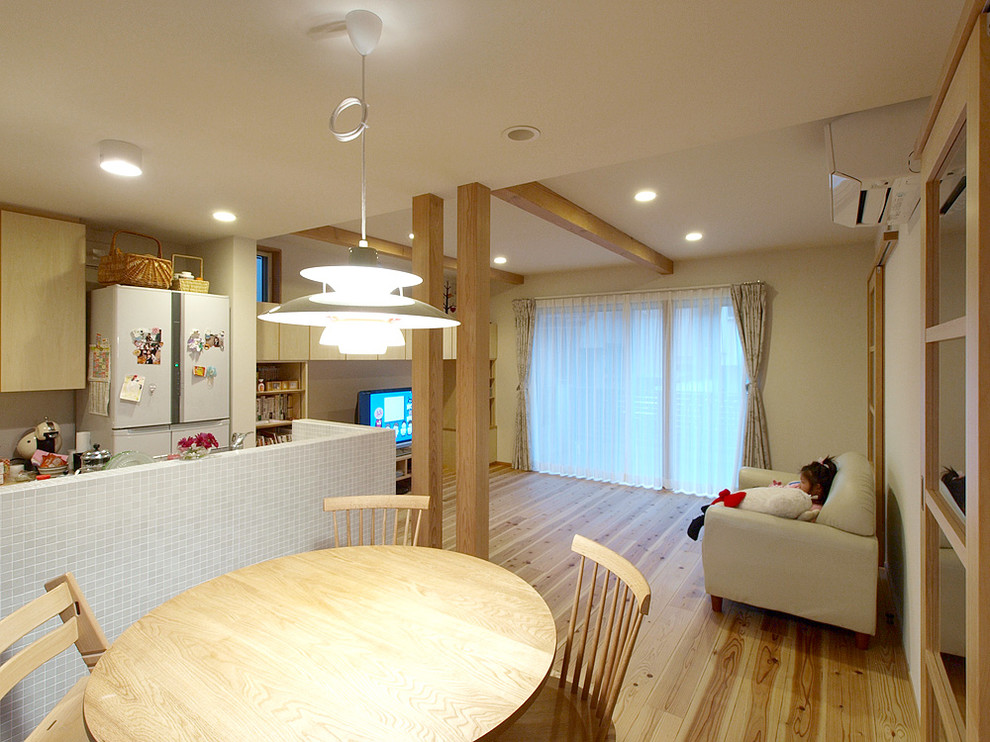 Skandinavisches Esszimmer mit weißer Wandfarbe, hellem Holzboden und beigem Boden in Tokio Peripherie