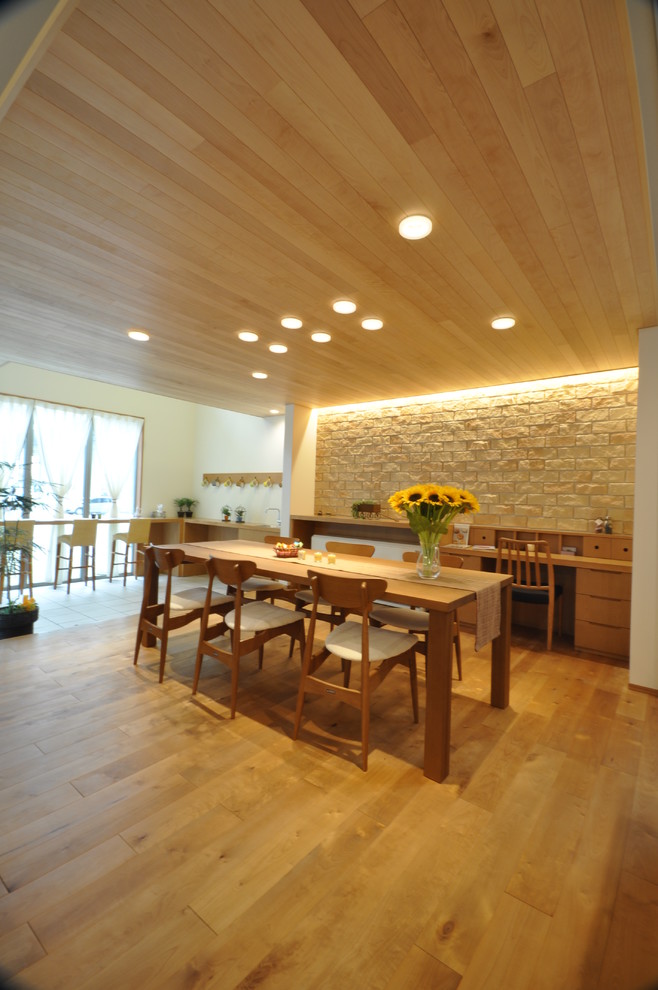 Foto på en skandinavisk matplats, med vita väggar, ljust trägolv och beiget golv
