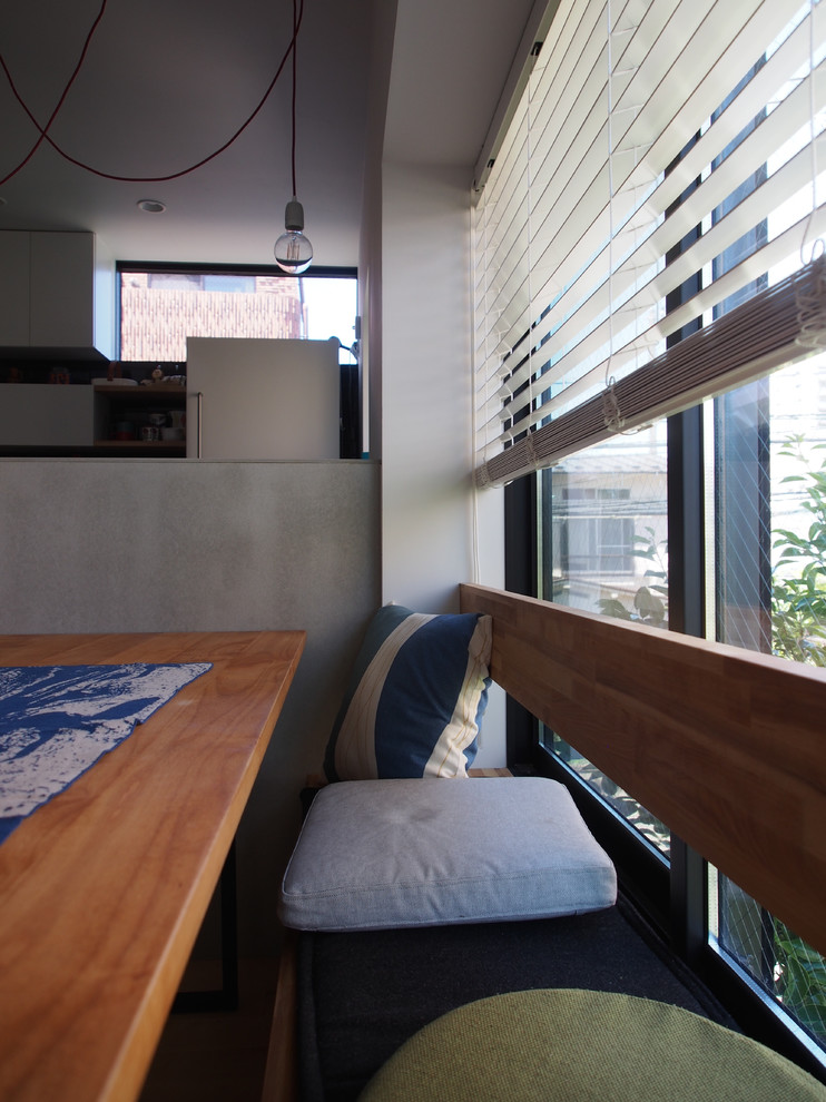 Design ideas for a contemporary dining room in Tokyo.