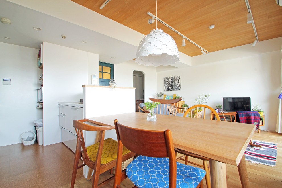 Источник вдохновения для домашнего уюта: столовая в скандинавском стиле с белыми стенами, паркетным полом среднего тона и бежевым полом