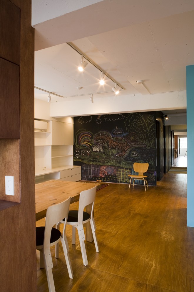Esempio di una sala da pranzo aperta verso la cucina contemporanea di medie dimensioni con pareti bianche, pavimento in legno massello medio e nessun camino