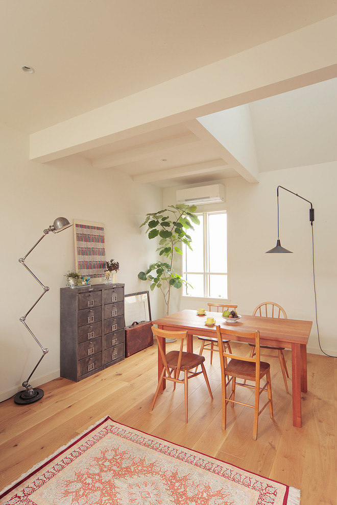 Idee per una sala da pranzo aperta verso il soggiorno country con pavimento in legno massello medio