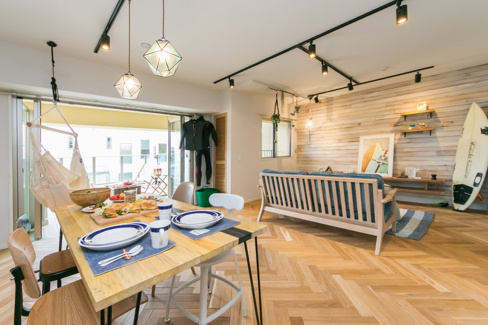 Immagine di una sala da pranzo stile marinaro con pareti multicolore, pavimento in compensato, nessun camino e pavimento beige