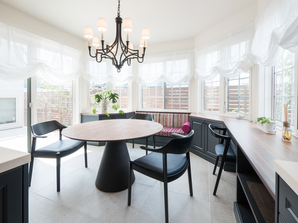 Idee per una grande sala da pranzo aperta verso il soggiorno tradizionale con pavimento bianco