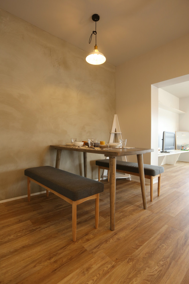 Immagine di una sala da pranzo chiusa e di medie dimensioni con pareti grigie, parquet chiaro, pavimento beige e soffitto in perlinato
