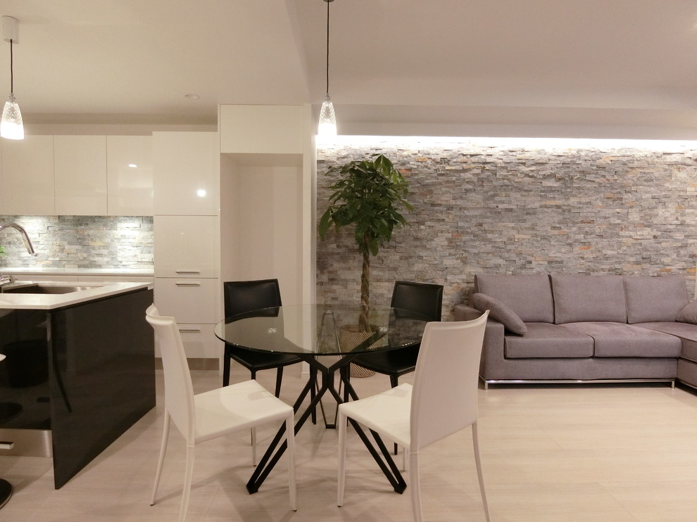 Свежая идея для дизайна: гостиная-столовая среднего размера в стиле модернизм с белыми стенами, полом из фанеры и белым полом - отличное фото интерьера