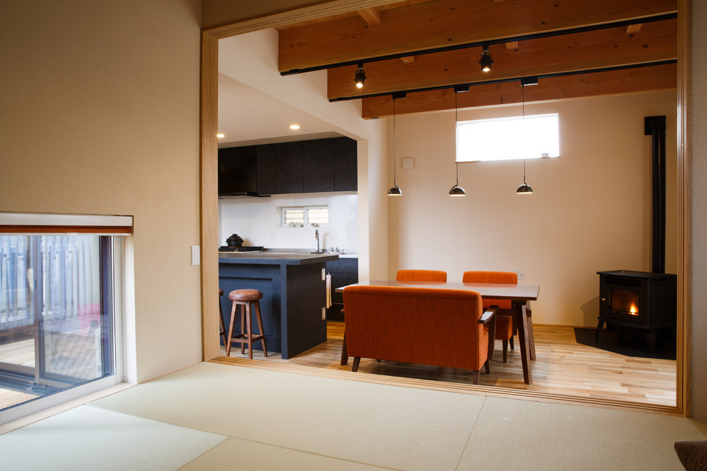 Aménagement d'une salle à manger ouverte sur le salon asiatique avec un mur blanc, parquet clair et un sol marron.
