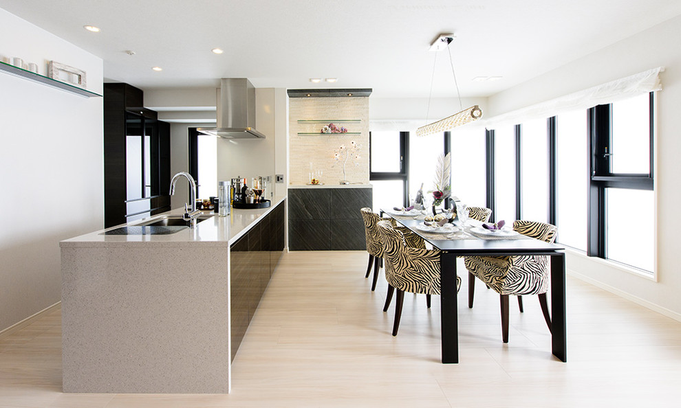Foto di una sala da pranzo aperta verso il soggiorno design con pareti bianche, pavimento in legno verniciato e pavimento beige