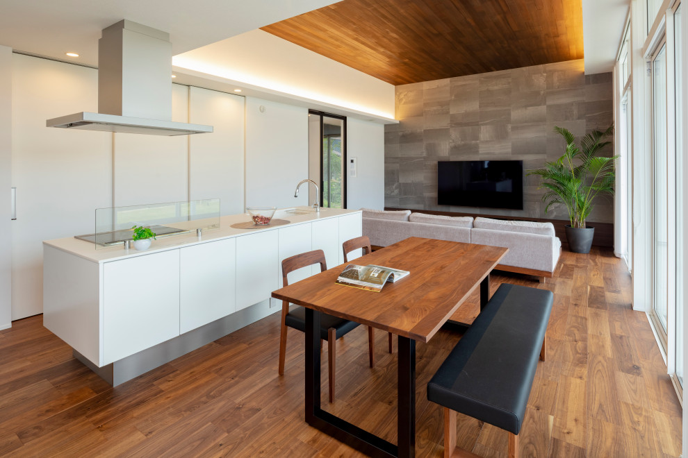 Aménagement d'une grande salle à manger moderne avec parquet foncé, un sol marron, un plafond en bois et un mur blanc.
