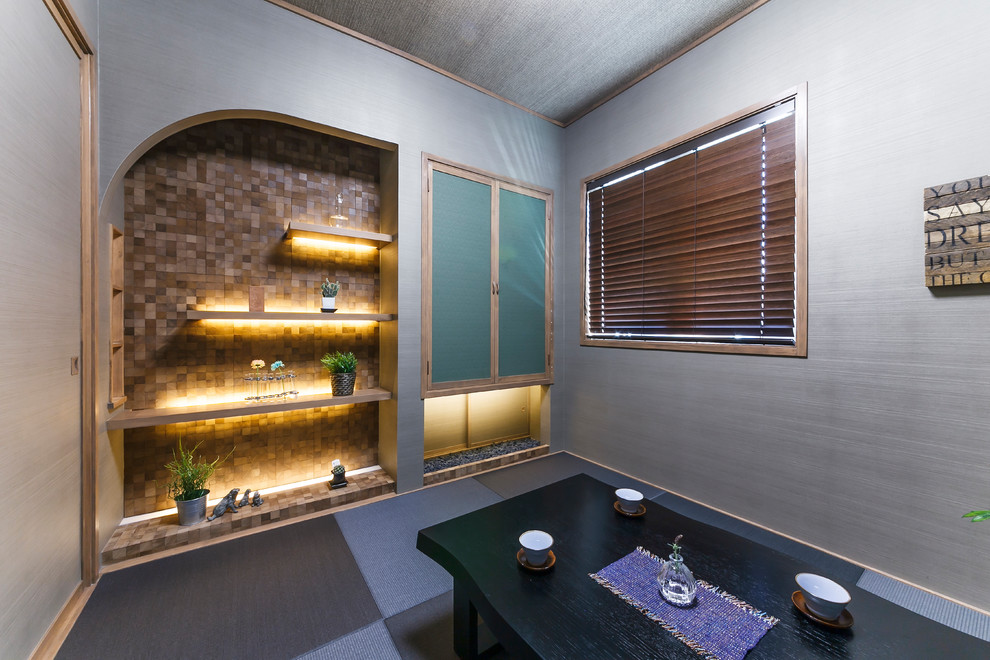 Идея дизайна: отдельная столовая в восточном стиле с серыми стенами, ковровым покрытием и синим полом