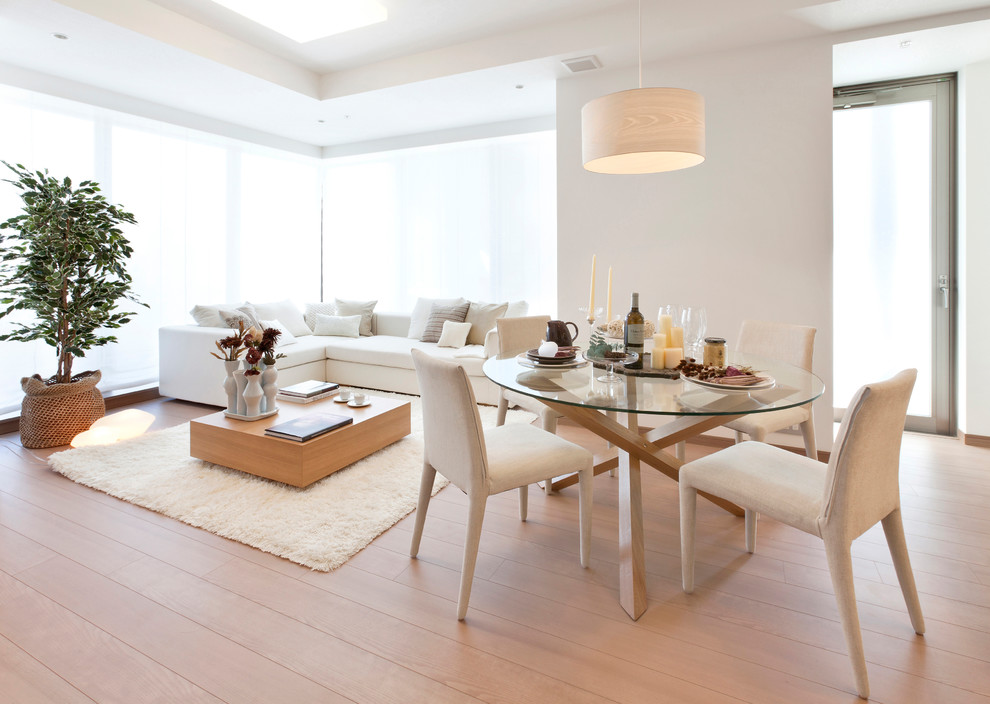 Esempio di una sala da pranzo design con pareti bianche, pavimento in legno verniciato e pavimento marrone