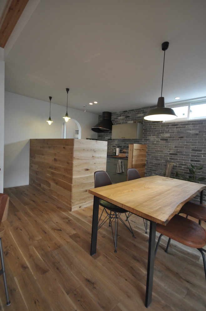 Imagen de comedor rústico abierto sin chimenea con paredes blancas, suelo de madera en tonos medios y suelo beige