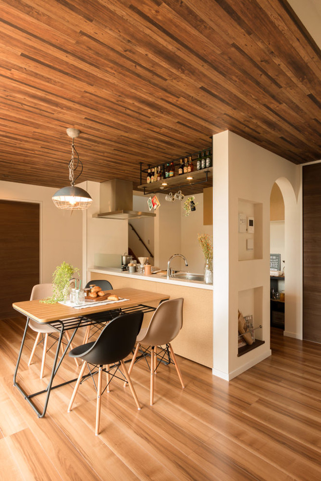 Imagen de comedor de cocina de estilo zen con paredes blancas y suelo de madera en tonos medios