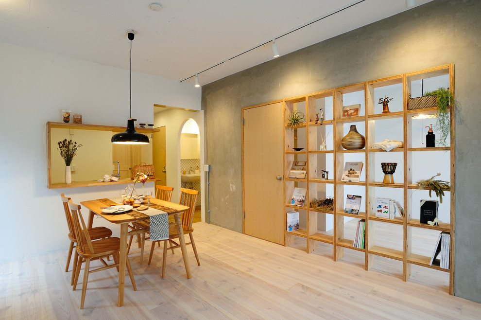 На фото: гостиная-столовая в стиле модернизм с разноцветными стенами, светлым паркетным полом и бежевым полом с