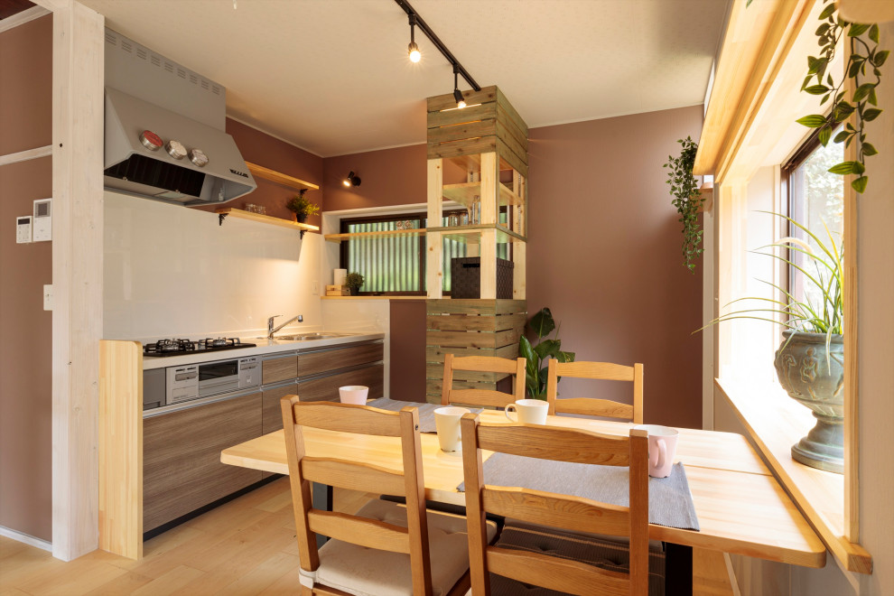 Modelo de comedor de cocina ecléctico pequeño con paredes beige, suelo de contrachapado y suelo beige