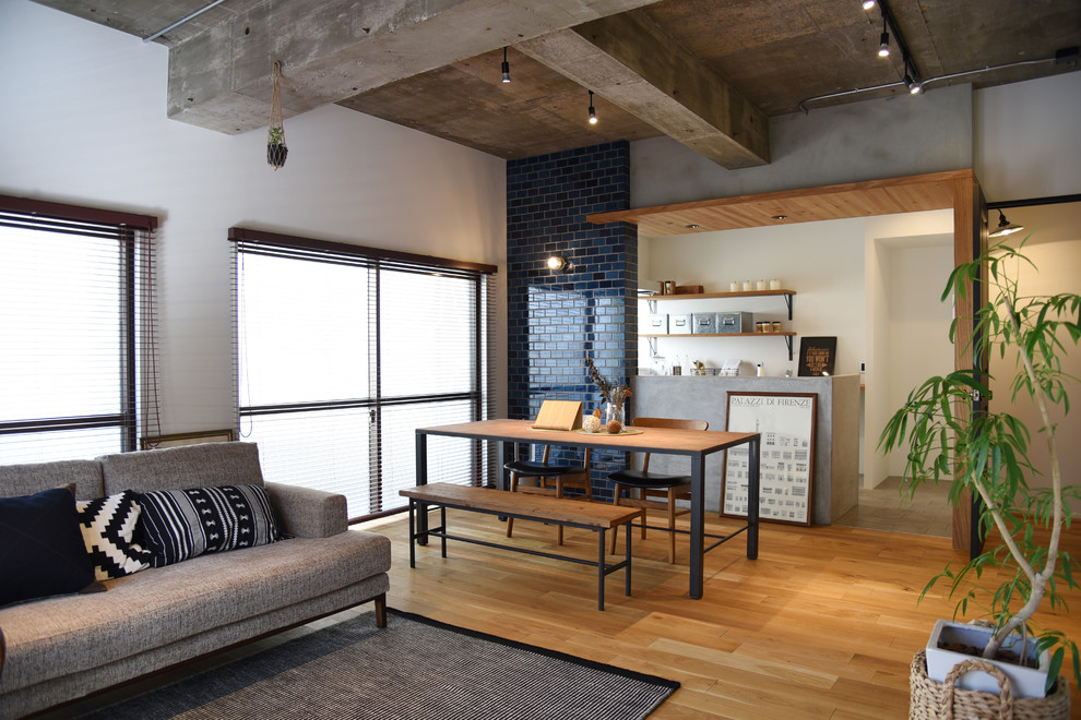 Photo of an urban dining room in Fukuoka with white walls, medium hardwood flooring and brown floors.