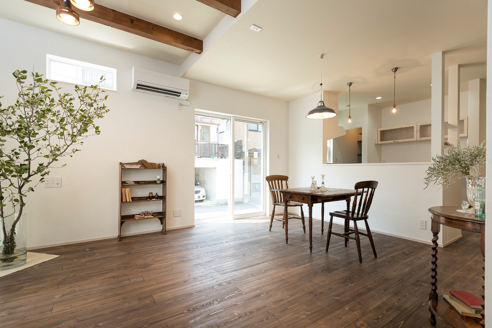 Foto de comedor de estilo de casa de campo abierto con paredes blancas, suelo de madera en tonos medios y suelo marrón