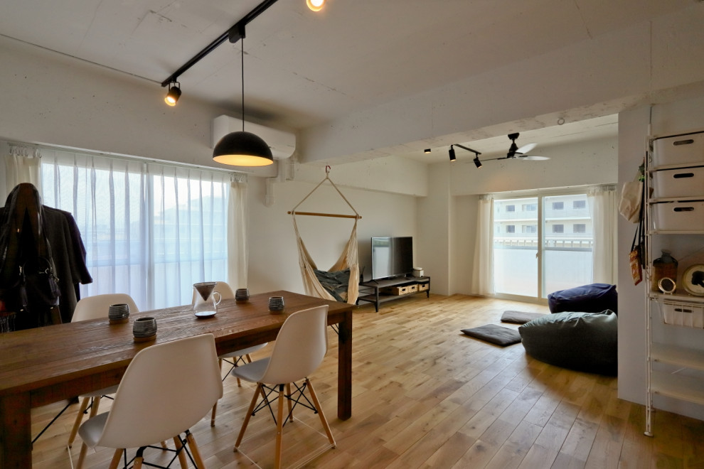 Idee per una piccola sala da pranzo aperta verso il soggiorno minimal con pareti bianche, pavimento in legno massello medio, pavimento beige e pareti in perlinato