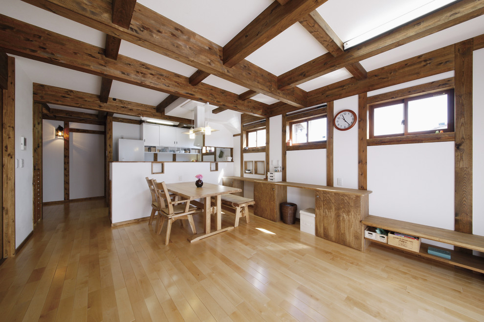 Источник вдохновения для домашнего уюта: гостиная-столовая в восточном стиле с белыми стенами и балками на потолке
