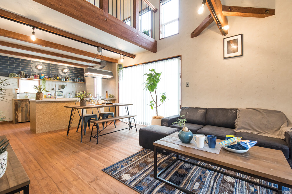Ejemplo de comedor de estilo de casa de campo abierto con paredes metalizadas, suelo de madera en tonos medios y suelo marrón
