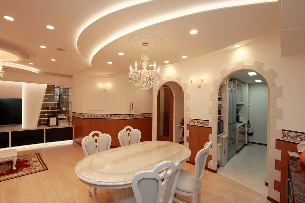 Ejemplo de comedor clásico con paredes blancas, suelo de madera clara y suelo marrón