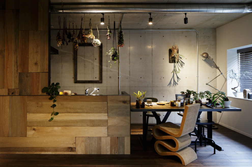 Inspiration för industriella matplatser, med grå väggar, mörkt trägolv och brunt golv