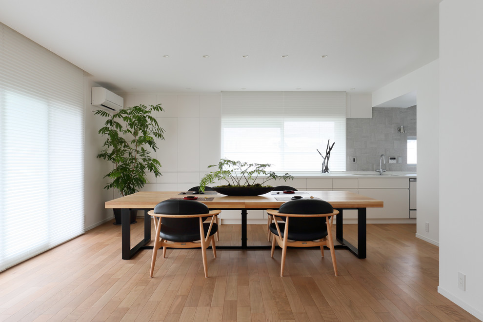 Пример оригинального дизайна: кухня-столовая среднего размера в стиле модернизм с белыми стенами без камина