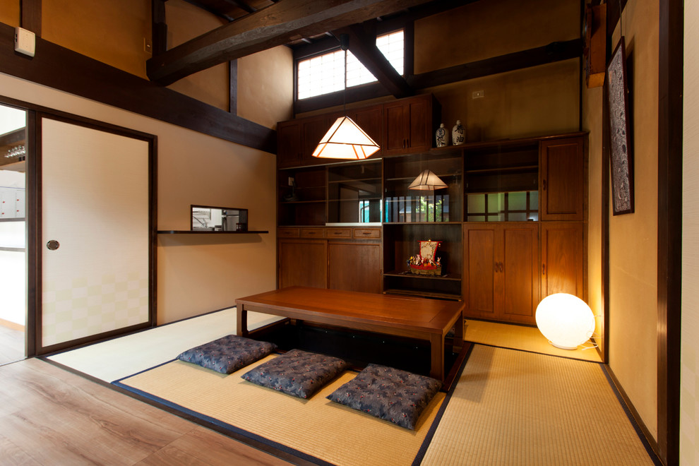 Foto di una sala da pranzo etnica con pavimento in tatami e pavimento marrone