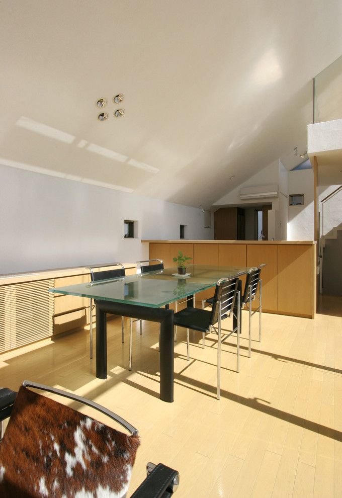 Exemple d'une salle à manger ouverte sur le salon moderne avec un mur blanc, parquet peint et un sol beige.