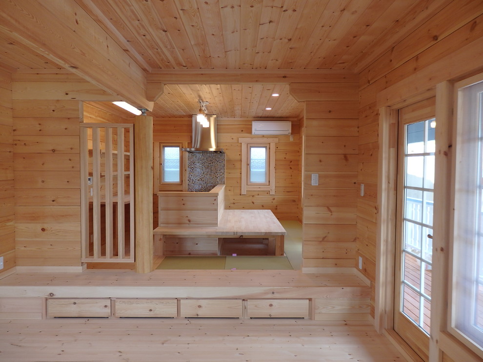 Cette photo montre une salle à manger ouverte sur la cuisine scandinave avec un sol de tatami.