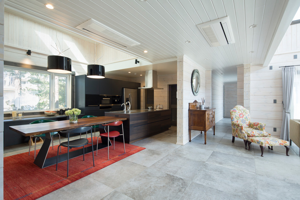 Esempio di una sala da pranzo aperta verso il soggiorno moderna con pavimento grigio