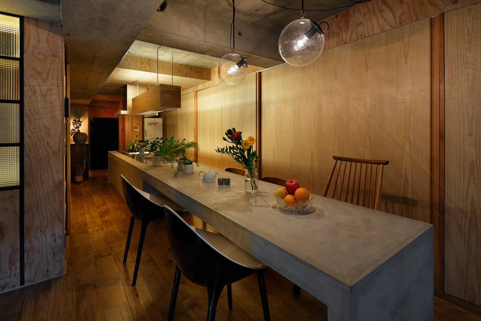 This is an example of a midcentury dining room in Tokyo.