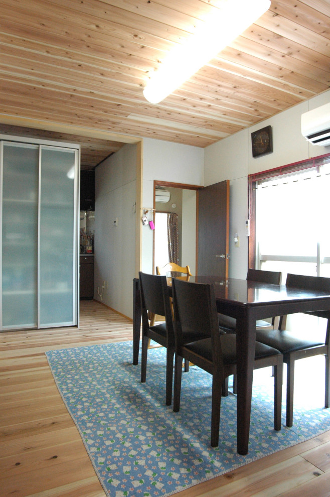 Aménagement d'une salle à manger asiatique fermée et de taille moyenne avec un mur blanc, un sol en bois brun, un sol marron et un plafond en bois.