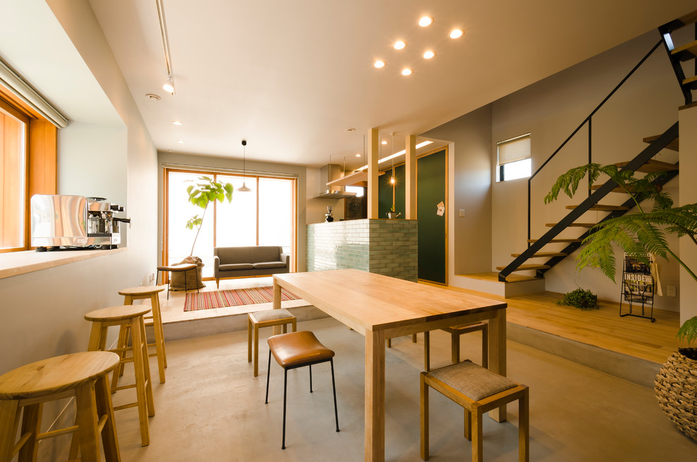 Idéer för att renovera ett mellanstort funkis kök med matplats, med ljust trägolv, brunt golv och grå väggar