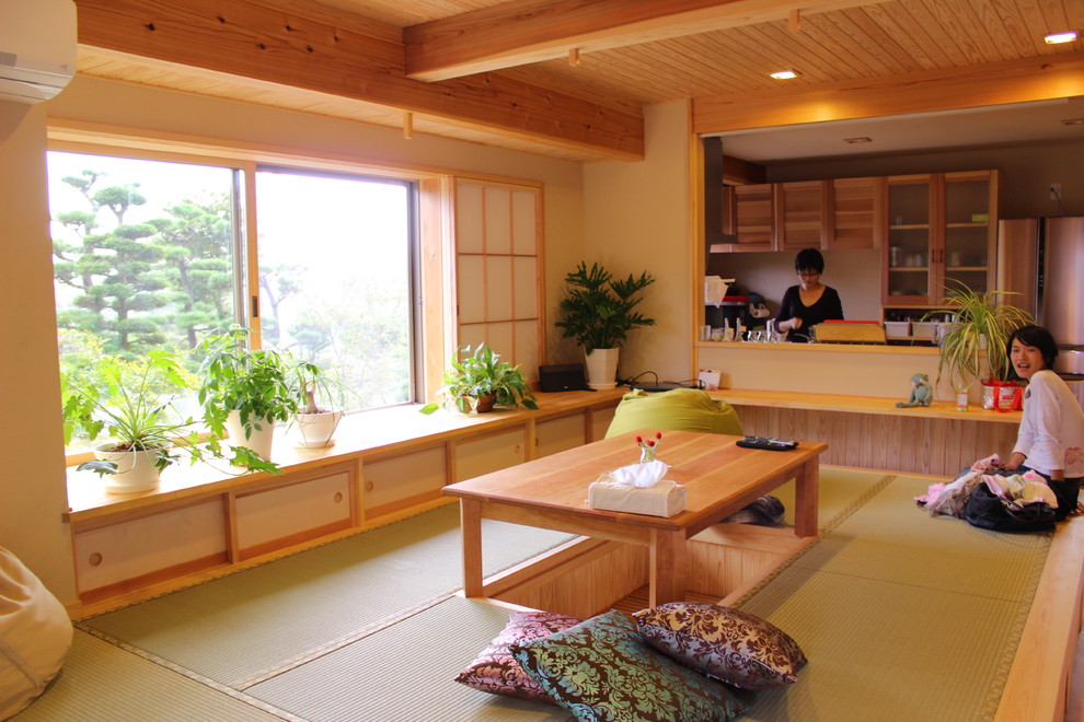 Idee per una sala da pranzo aperta verso il soggiorno etnica di medie dimensioni con pareti beige, pavimento in tatami, nessun camino e pavimento verde