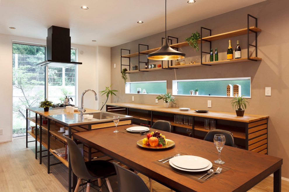 Стильный дизайн: столовая в стиле ретро с серыми стенами, паркетным полом среднего тона и коричневым полом - последний тренд