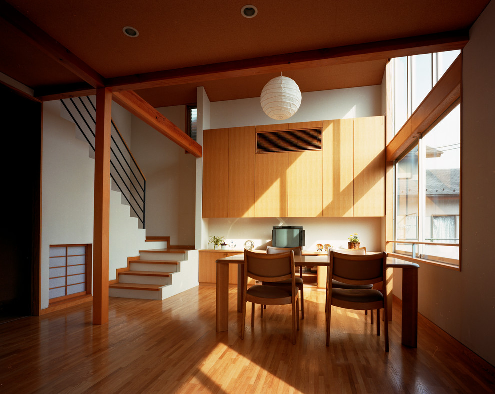 Offenes, Mittelgroßes Modernes Esszimmer ohne Kamin mit weißer Wandfarbe, braunem Holzboden, verputzter Kaminumrandung und braunem Boden in Tokio Peripherie