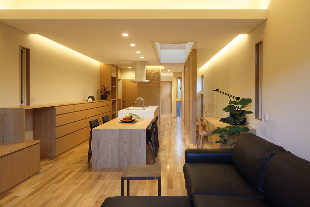 Diseño de comedor asiático con paredes blancas, suelo de madera clara y suelo marrón