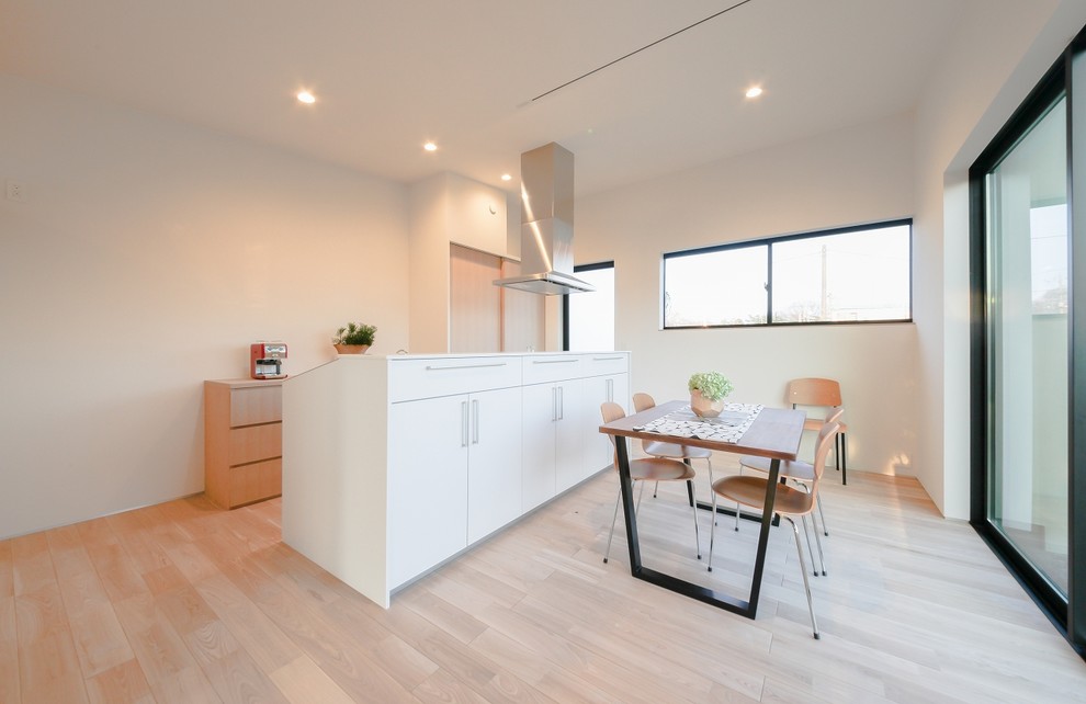 Esempio di una piccola sala da pranzo moderna con pavimento in legno verniciato e pavimento beige