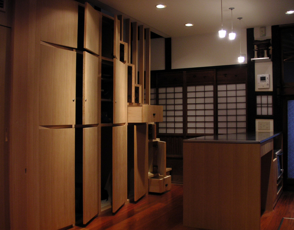Asiatisches Esszimmer mit weißer Wandfarbe und braunem Holzboden in Kyoto