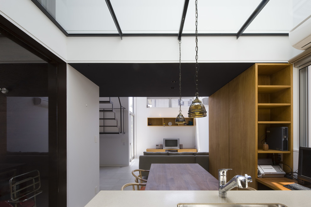Idee per una sala da pranzo aperta verso il soggiorno moderna di medie dimensioni con pareti multicolore, pavimento con piastrelle in ceramica e pavimento grigio