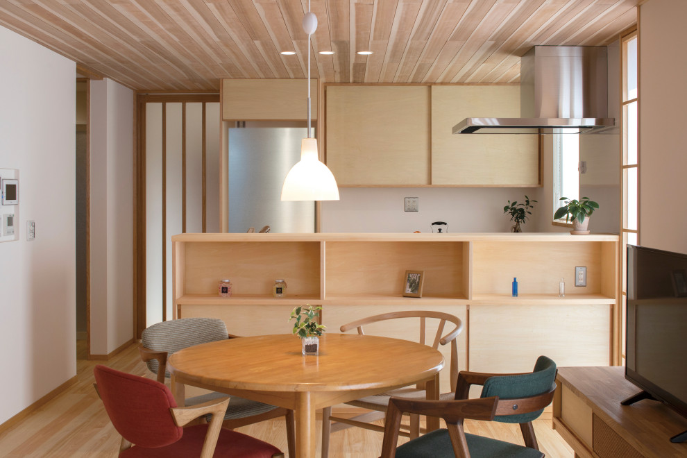 Inspiration pour une salle à manger ouverte sur la cuisine asiatique avec un mur blanc, parquet clair, un sol beige et un plafond en bois.